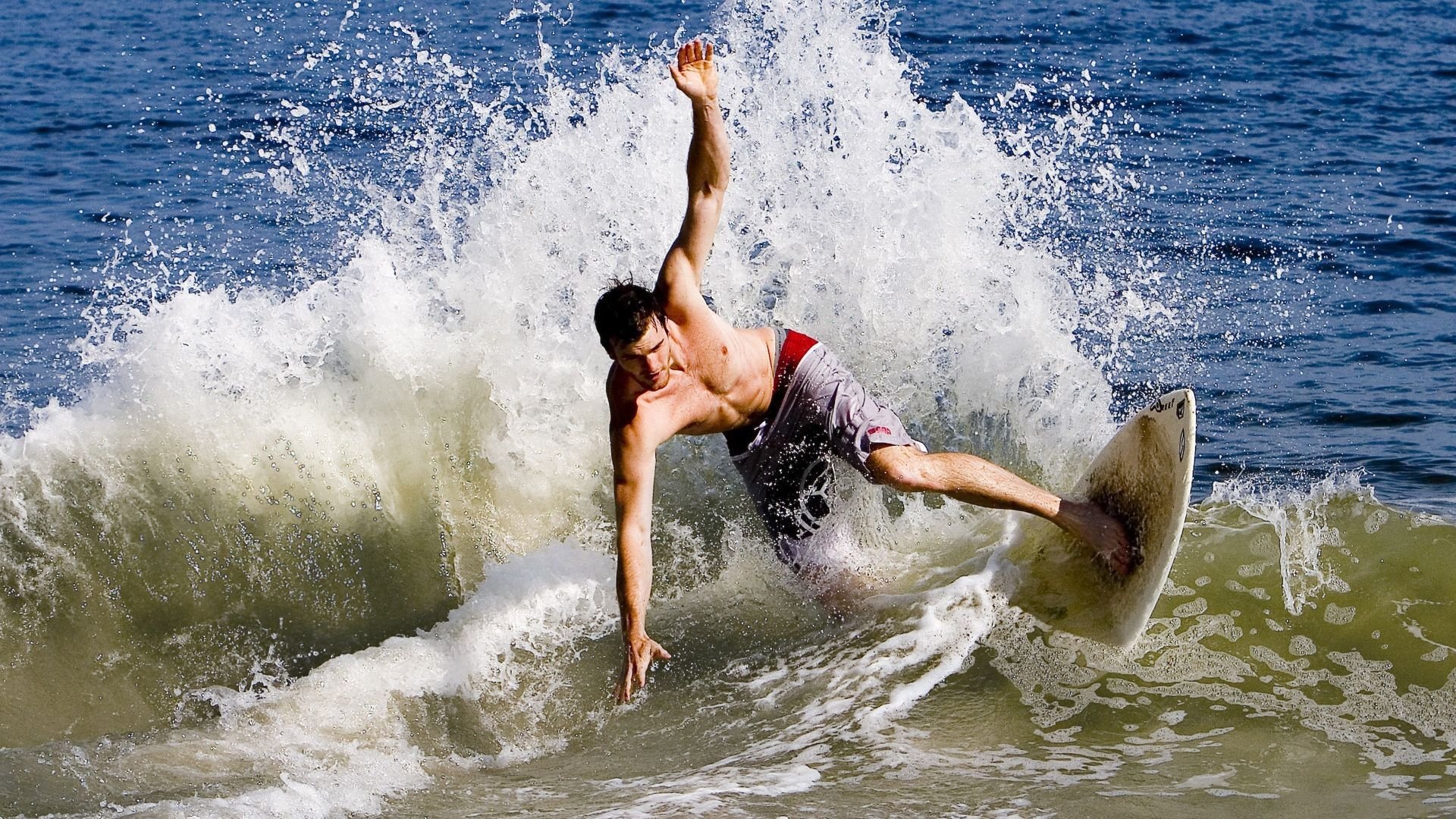 爱游戏-布伦森末节19分接管比赛，尼克斯连续得分狂潮彻底压制魔术