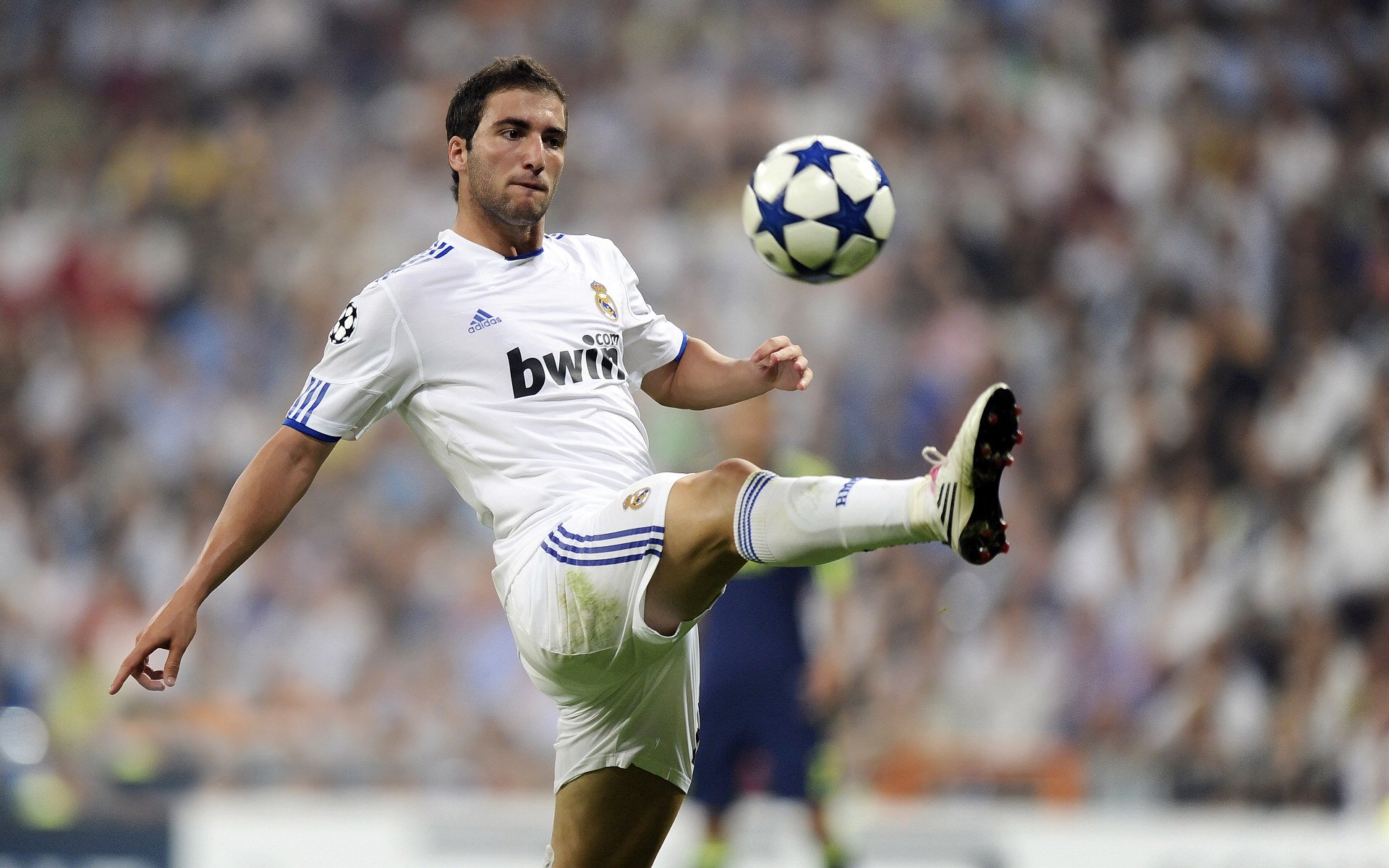 爱游戏2026-凯恩完美发挥掀翻那不勒斯,当个人英雄主义照亮集体战术的深渊