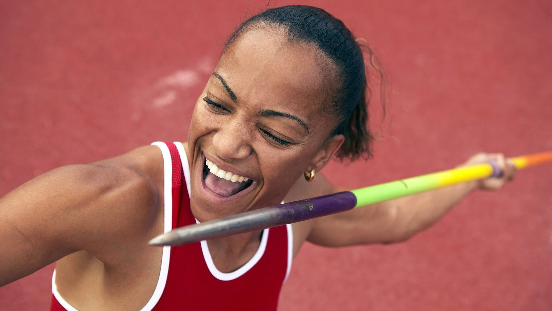 爱游戏大厅-当篮球的终场哨遇见足球的射门靴，竞技场上的压制哲学